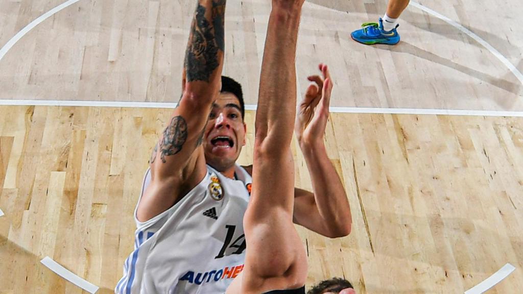 Deck atacando la canasta.