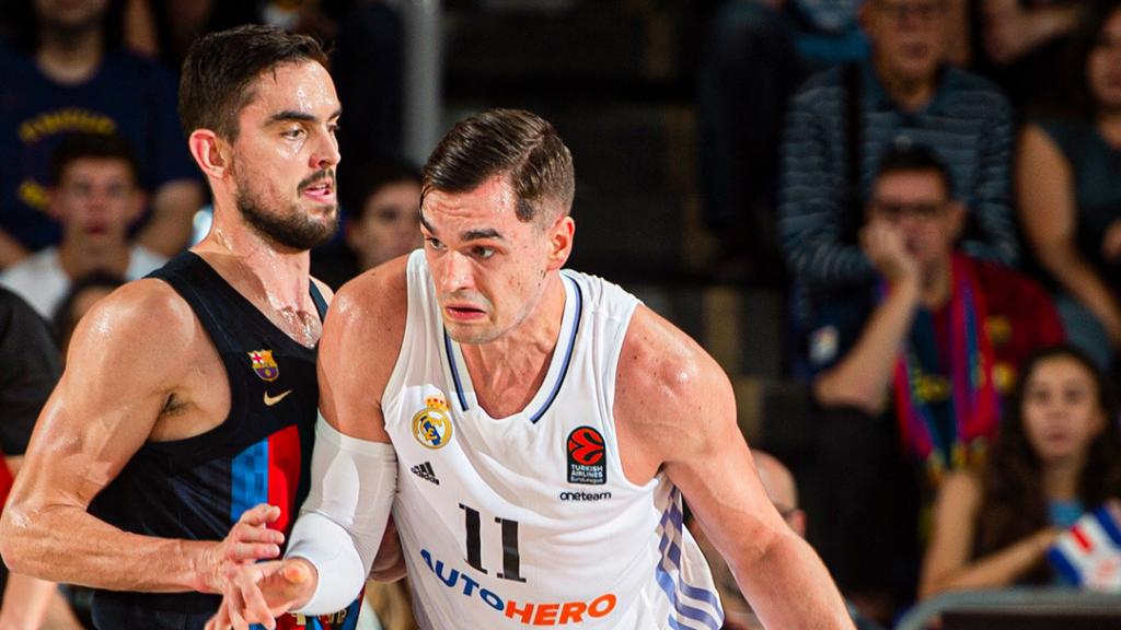 Hezonja entrando a canasta.