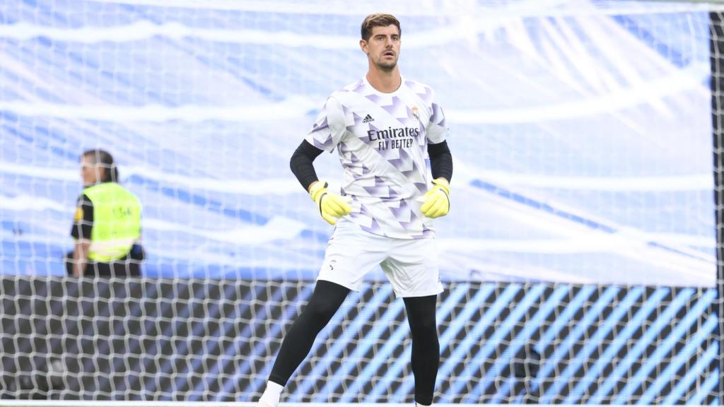 Thibaut Courtois durante un calentamiento en el Santiago Bernabéu