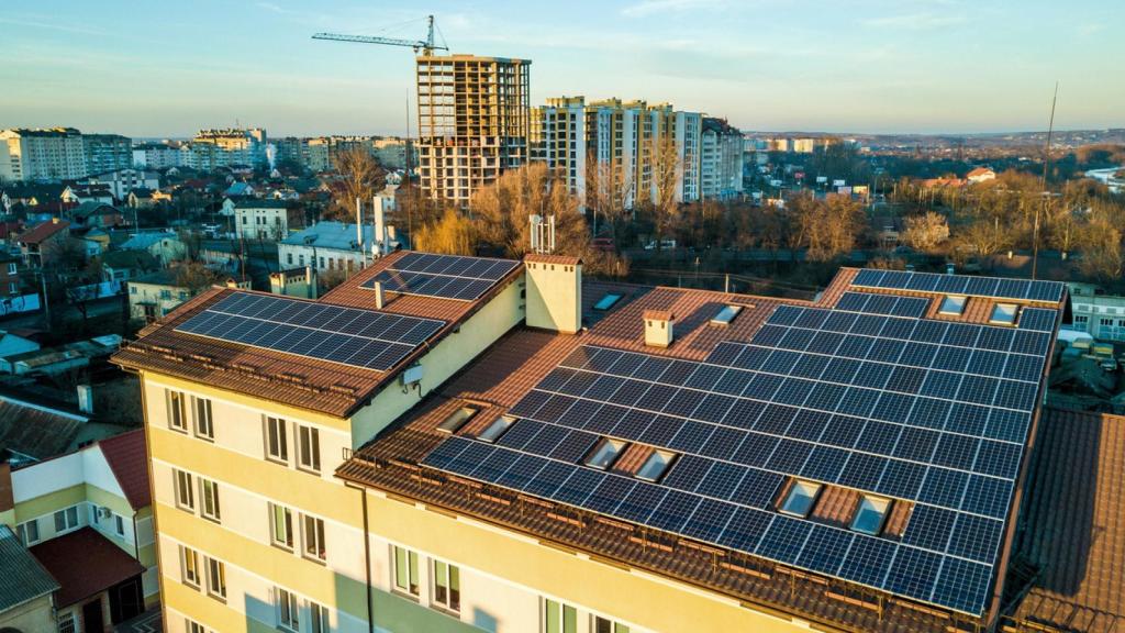 Paneles solares en el tejado de un edificio