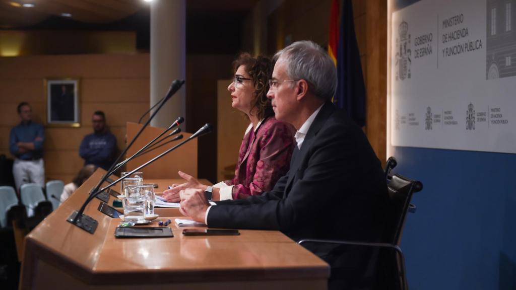 María Jesús Montero y Jesús Gascón, en un acto en el Ministerio de Hacienda.