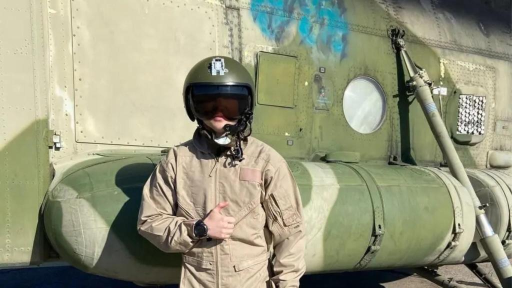 Fotografía de un piloto delante de un helicóptero Mi-8MTPR-1