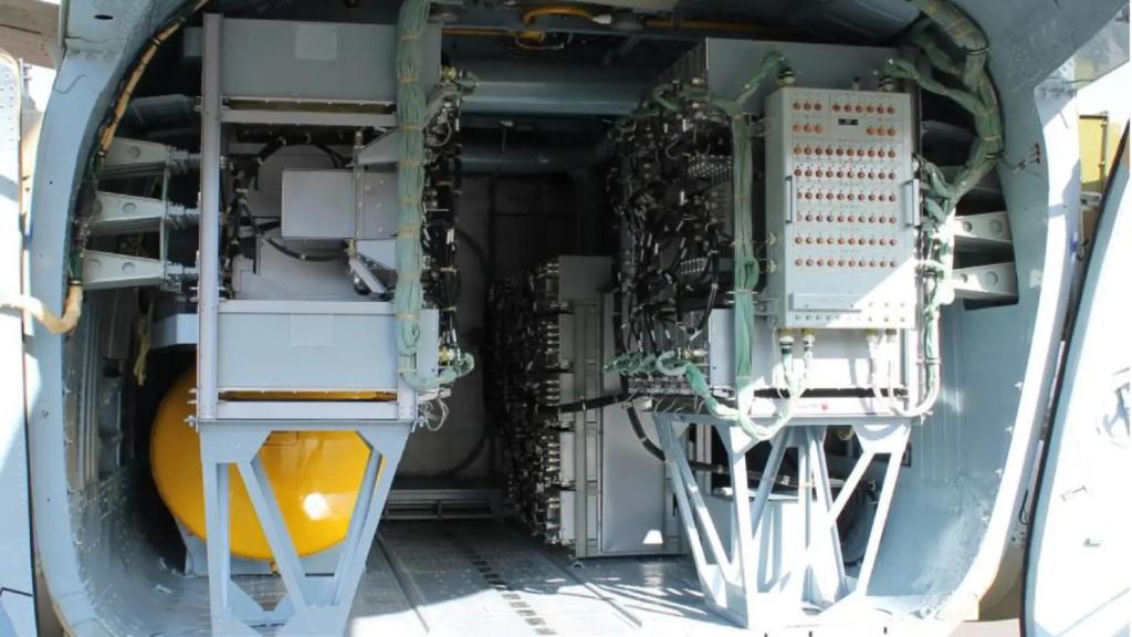 Bodega de un Mi-8MTPR-1 con el sistema Rychag-AV