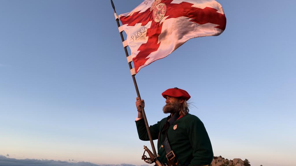Telmo Aldaz porta el estandarte carlista en un fotograma del cortometraje 'El carlista' que rodó en noviembre de 2021 pasado en Navarra.