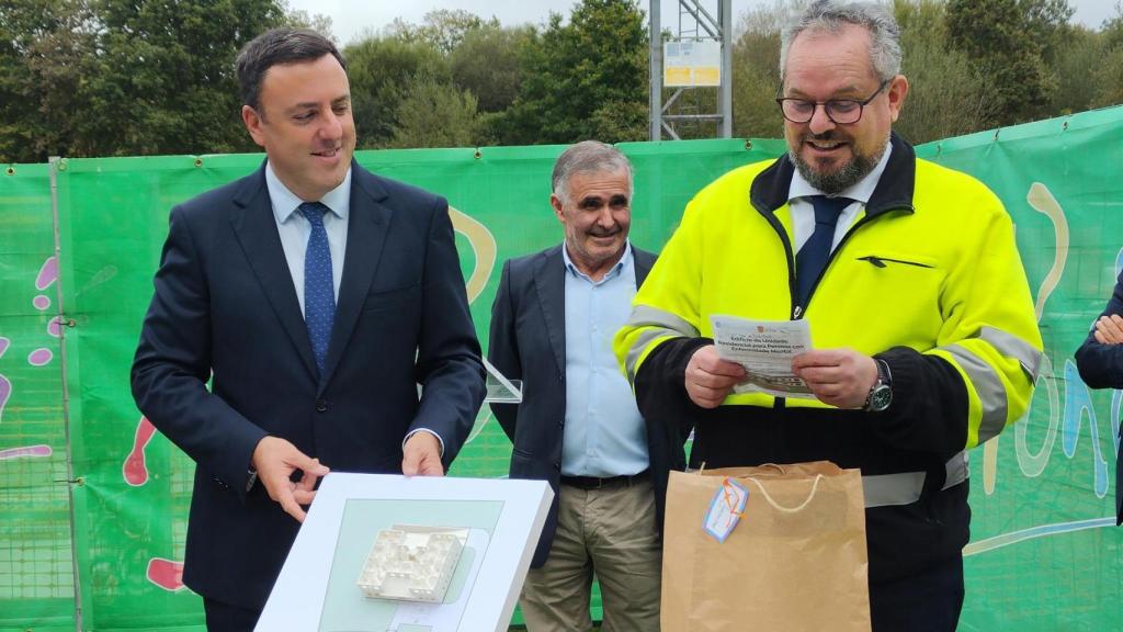 El presidente de la Diputación de A Coruña, Valentín González Formoso (a la izda), participó en el acto