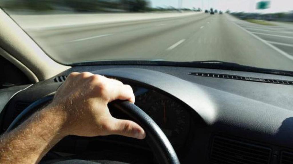 Una persona conduciendo.