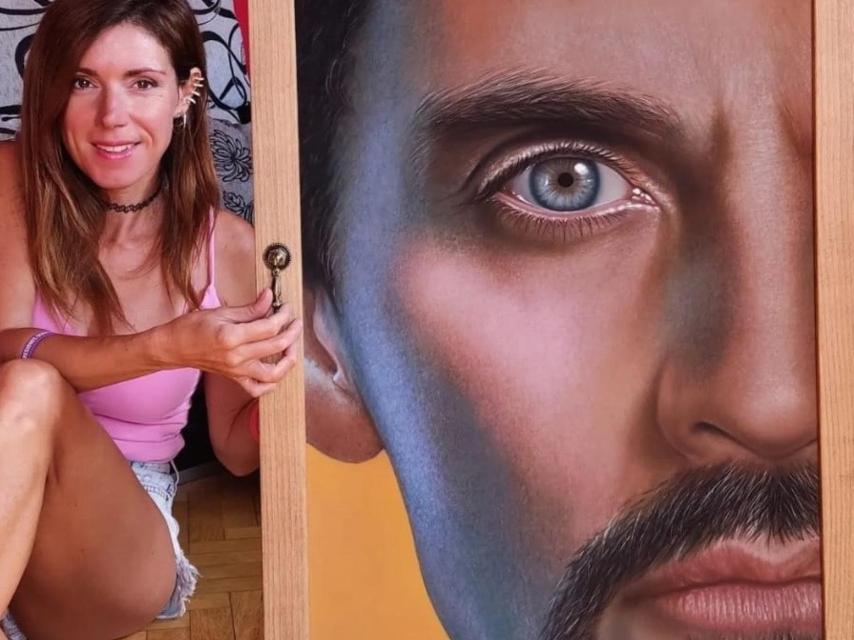 Laura Serrano junto al retrato de Paco León