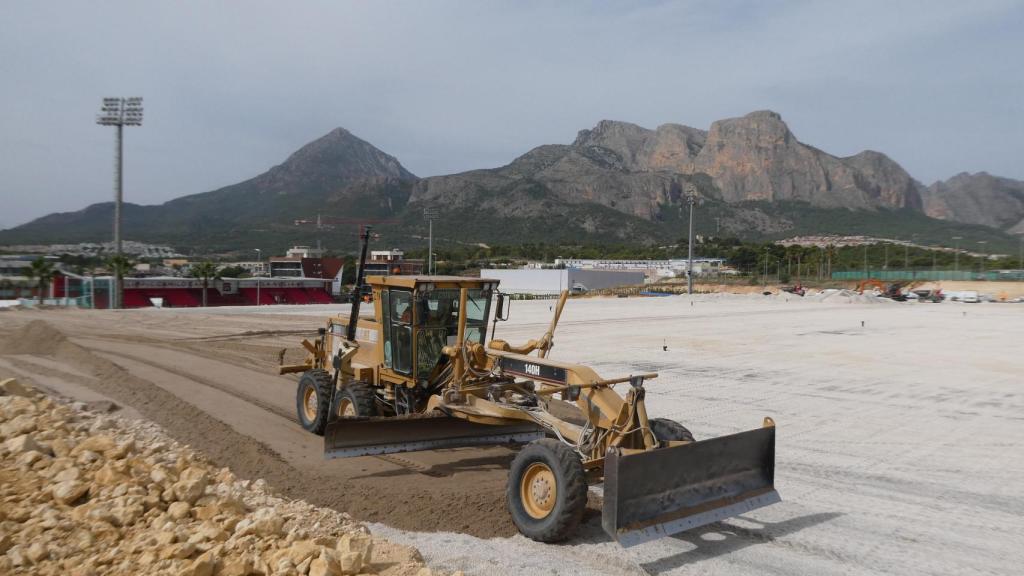 Una máquina en las obras de la Nucia Soccer Center.