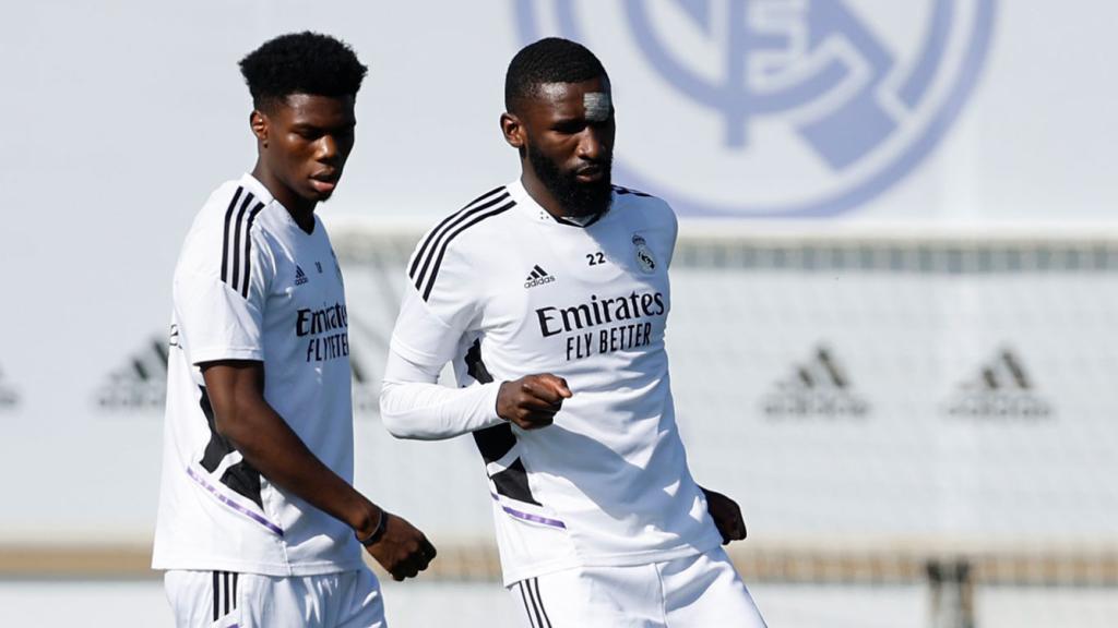 Antonio Rüdiger entrenando con una tirita en la frente