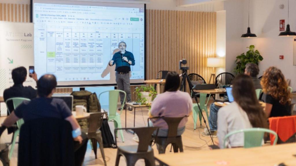 Quino Fernández, CEO de AticcoLab, explicando el programa en un evento de la tercera edición del programa de AticcoLab.