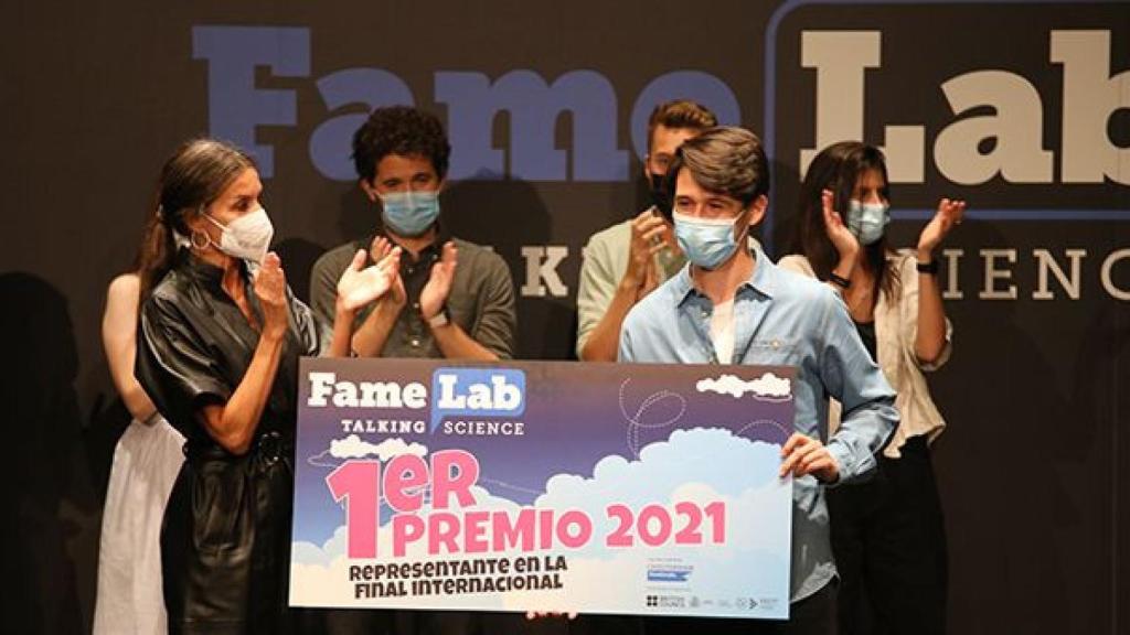 La reina Letizia entrega el cheque al ganador de la última edición, Jesús Victorino Santos.