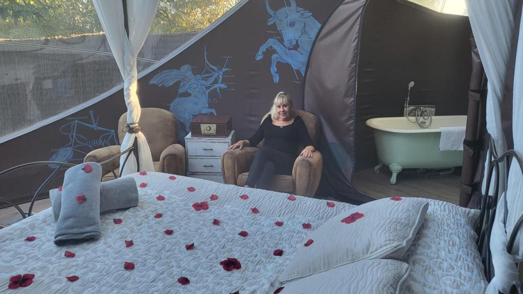 Núria en el interior de uno de los hoteles burbuja.