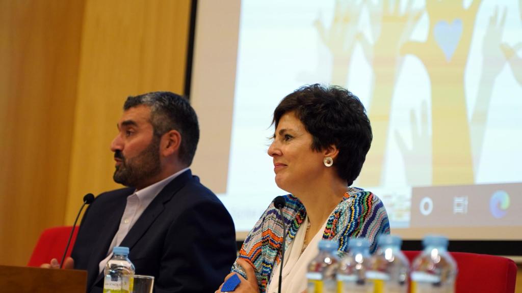 La directora del Servicio de Voluntariado y el vicerrector