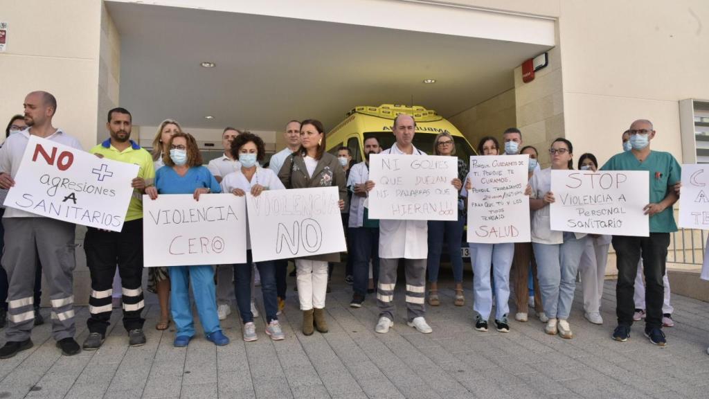 Los sanitarios, este viernes, concentrados a las puertas del PAC de Fortuna donde se produjo la agresión.