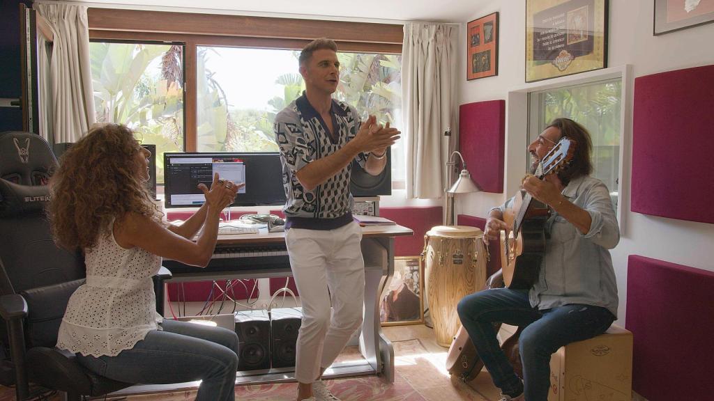 Joaquín Sánchez junto a Rosario Flores y Antonio Carmona durante las grabaciones.