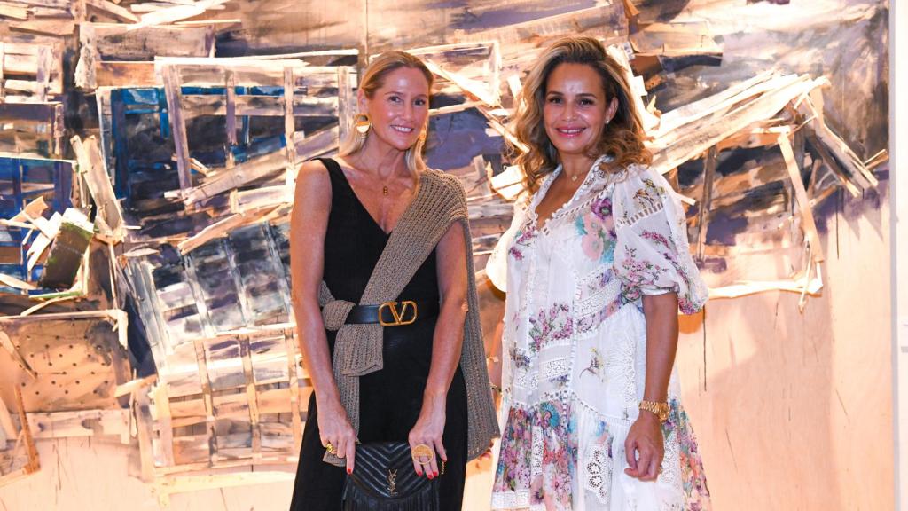 Fiona Ferrer junto a Dalila Amor, frente a la obra Destruction nº29.