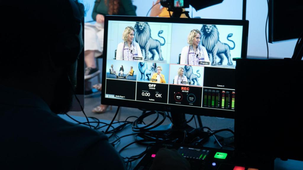 El fotógrafo, Javier Carbajal, grabando la charla entre Teresa López, Carmen Quintanilla y Cristina Gómez.