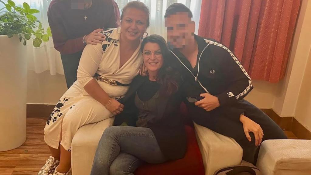 Macarena Olona, de negro, sentada en el sofá.