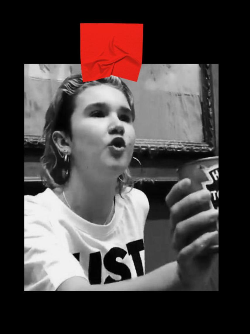 La joven con su salsa de tomate.