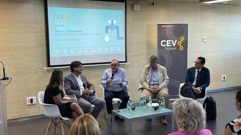 Foro de la CEV sobre agua y trasvases, realizado ayer en Alicante.