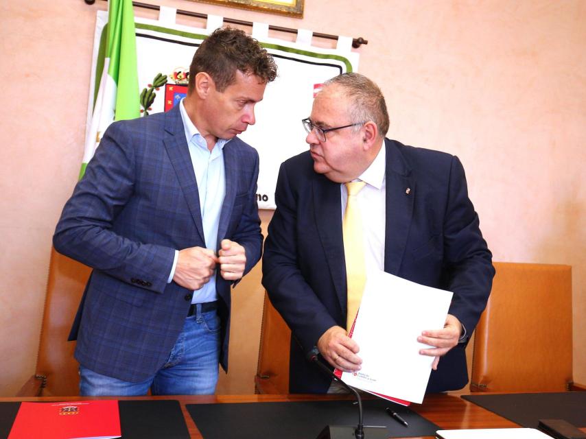 El consejero de Sanidad, Alejandro Vázquez, junto al alcalde de Villablino, Mario Rivas, durante su reunión con la corporación municipal y la Plataforma en Defensa de la Sanidad Pública de El Bierzo y Laciana, este viernes.