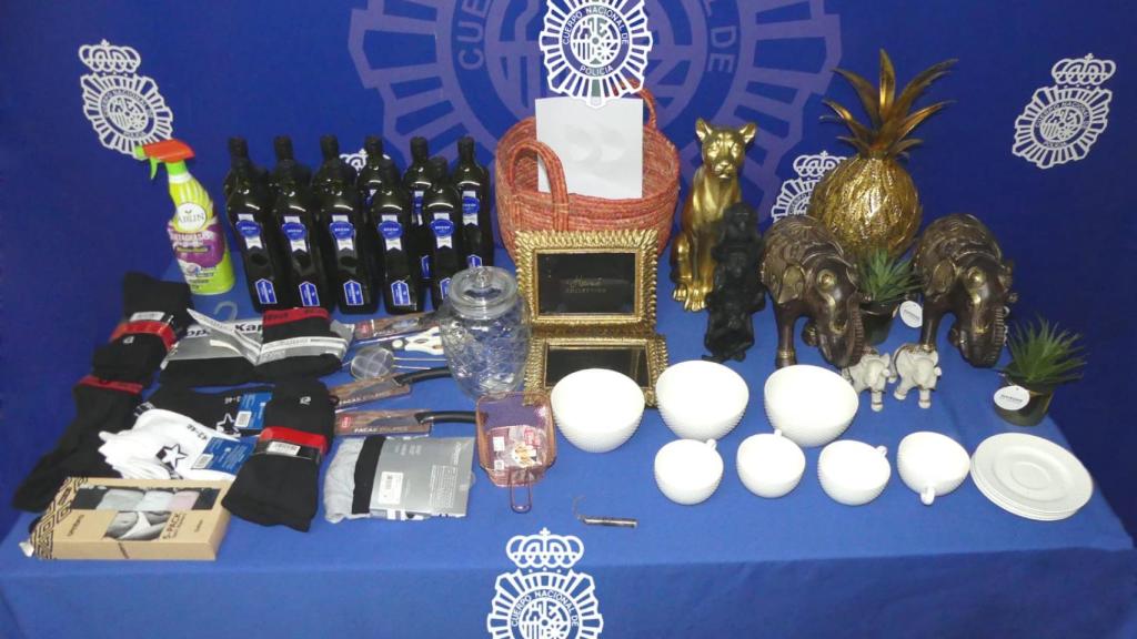 Objetos recuperados tras la detención del matrimonio y la nieta