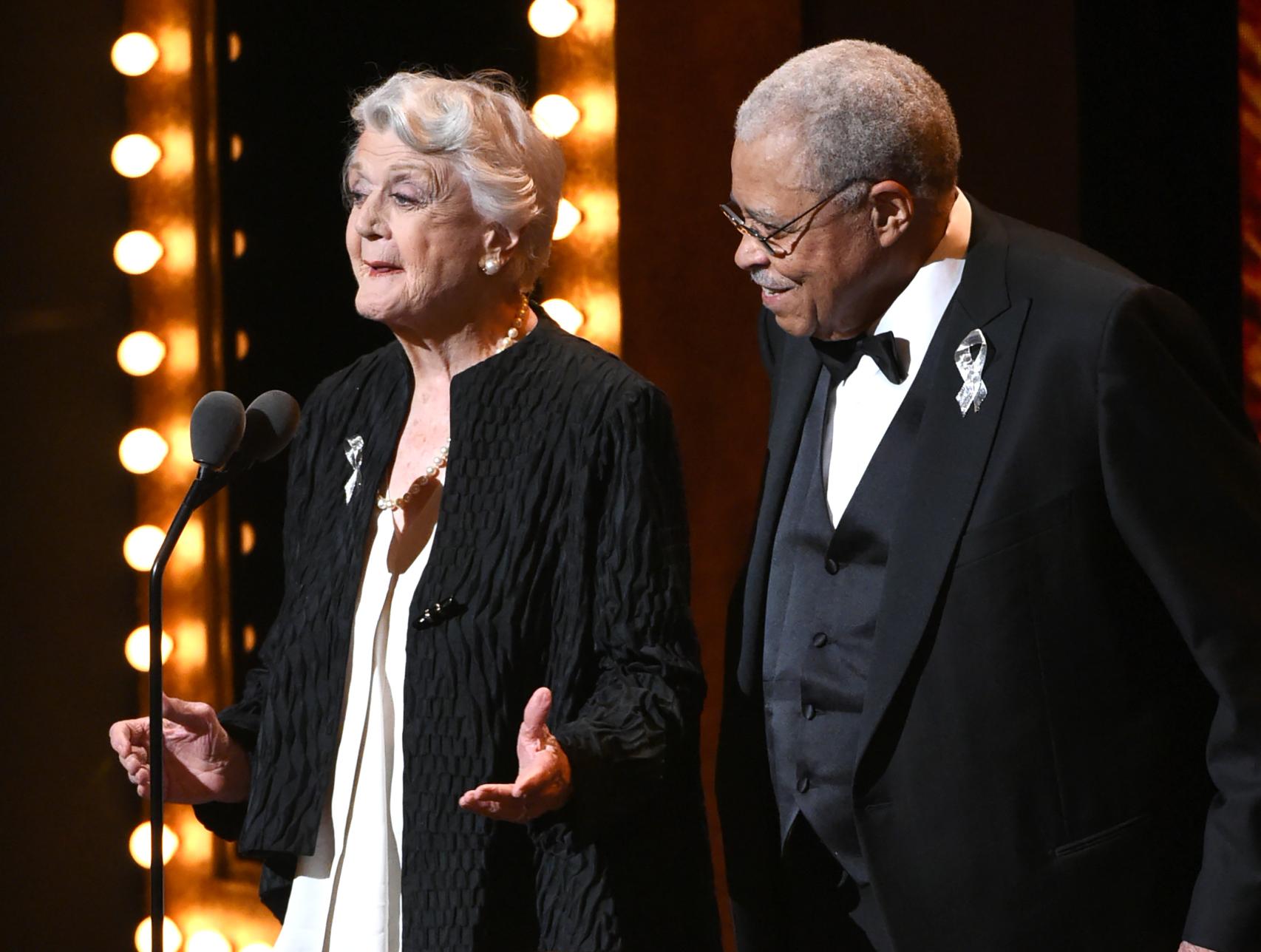 Angela Lansbury junto a James Earl Jones en los premios Tony de 2016.