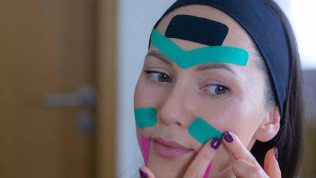 Mujer utilizando la técnica 'face taping'. IStock