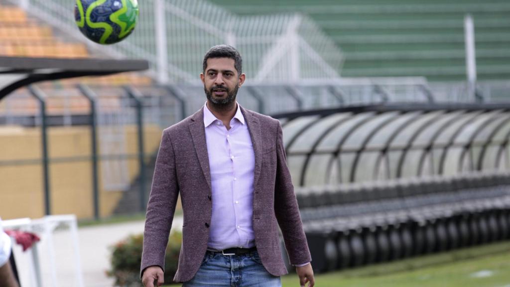 Nasser Al-Khater con un balón de fútbol