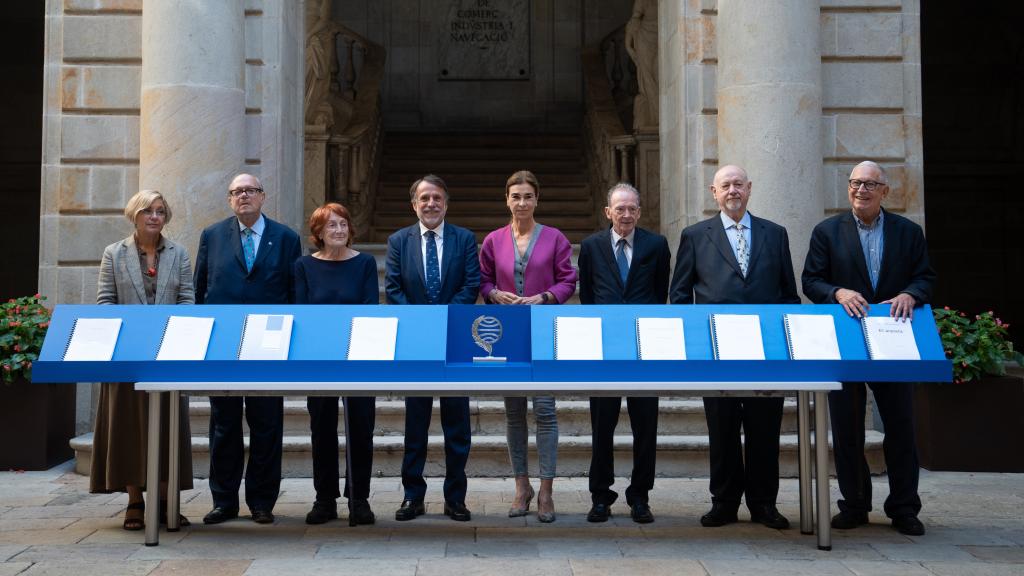 El jurado del Premio Planeta y el presidente del grupo, José Crehueras, con las novelas finalistas. Foto: David Zorrakino (Europa Press)