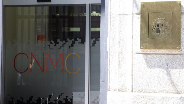 Puerta principal de la Comisión Nacional de los Mercados y la Competencia (CNMC) en Madrid.