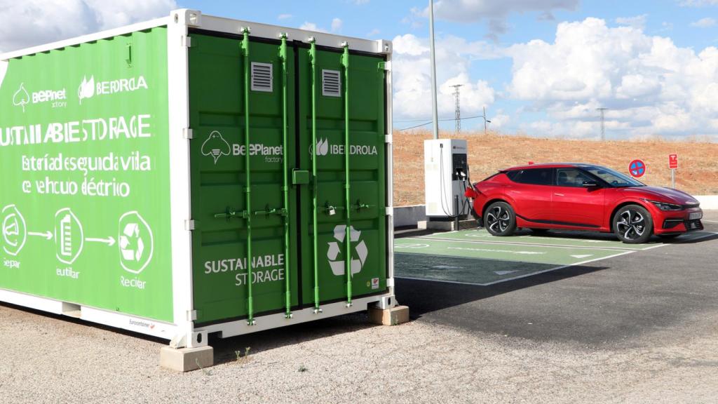 La última parada antes de llegar a Madrid fue en Atalaya del Cañavate, en un punto de carga de Iberdrola de 50 kW.