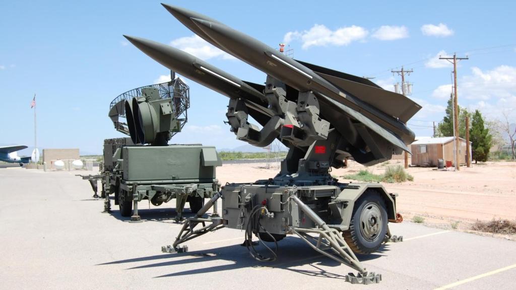 Una lanzadera Hawk junto a uno de sus radares