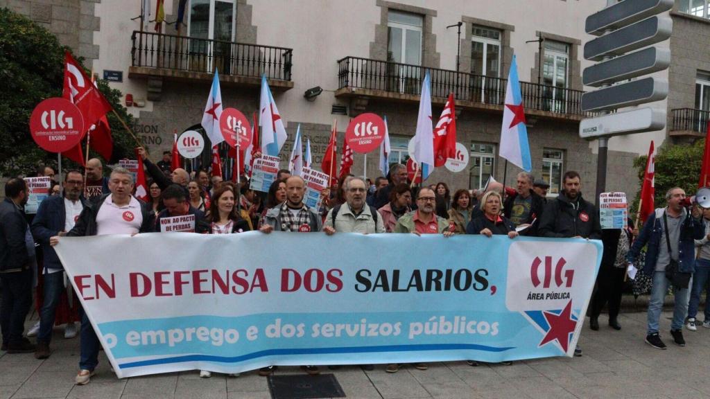 Concentración de la CIG contra el pacto a pérdidas del Estado, CCOO y UGT.