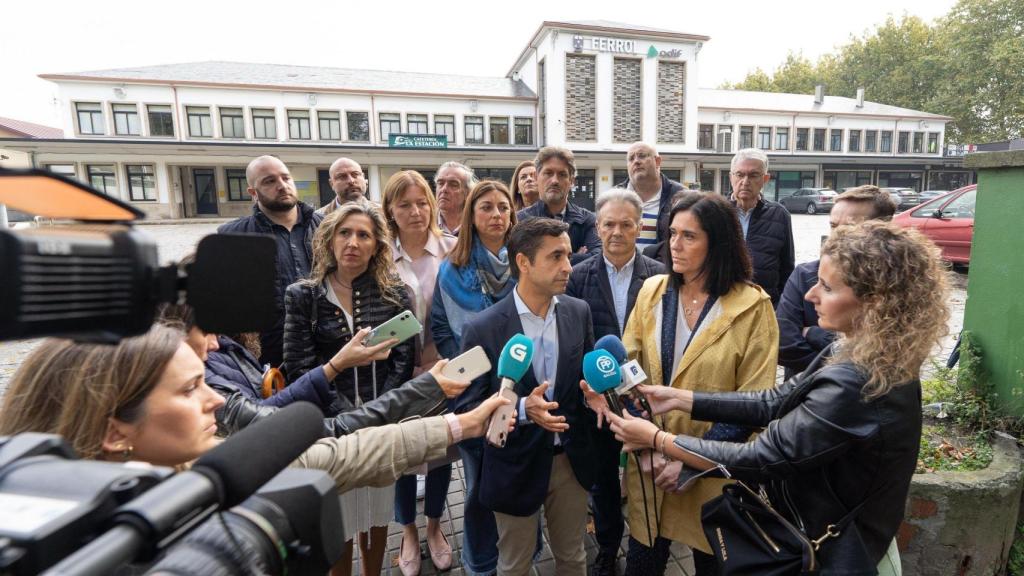 José Manuel Rey y Paula Prado en la estación de ferrocarril esta mañana