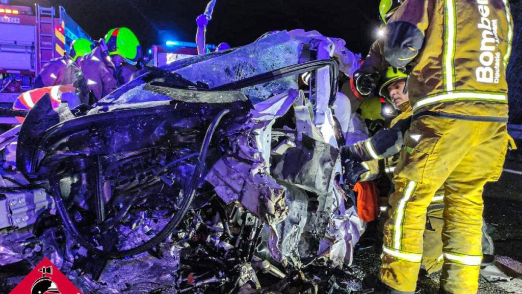 Así quedó uno de los vehículos implicados en la colisión frontal.