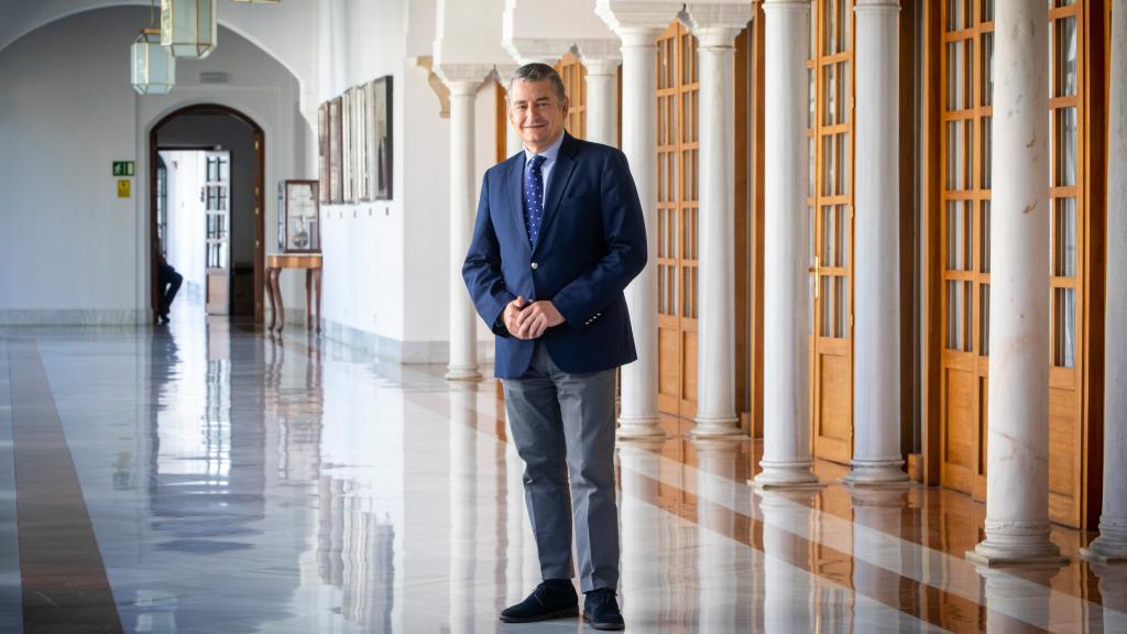 El consejero de la Presidencia de la Junta de Andalucía, Antonio Sanz, en uno de los pasillos del Parlamento andaluz.