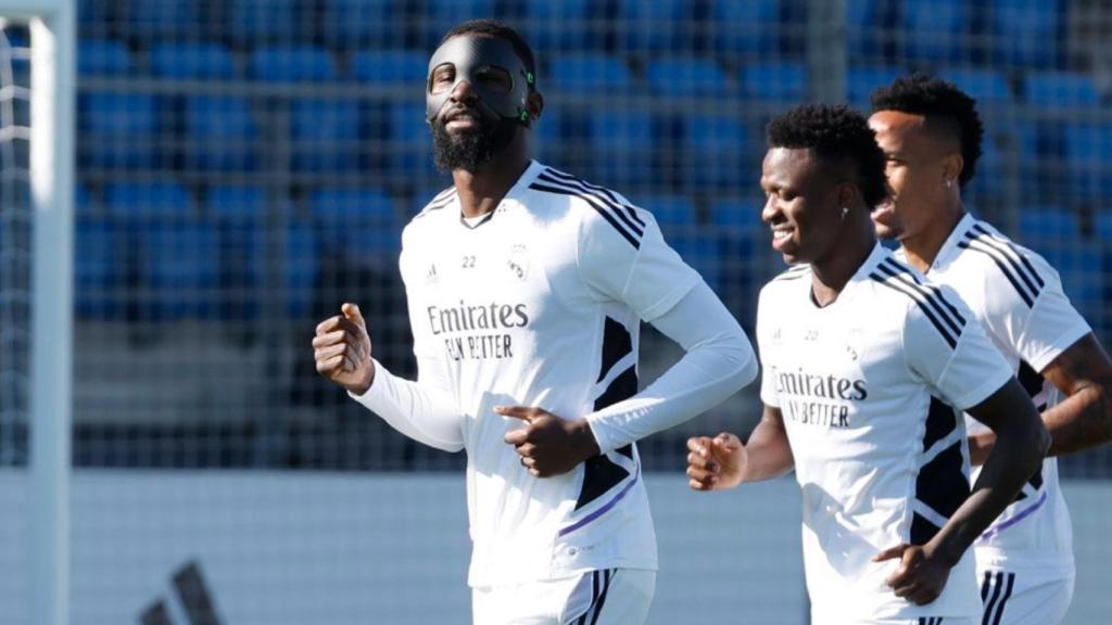 Antonio Rüdiger entrena con la máscara protectora