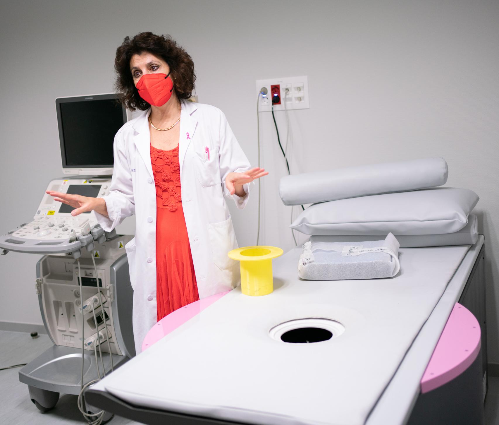 La doctora Cristina Romero muestra cómo funciona el Mammo Wave.