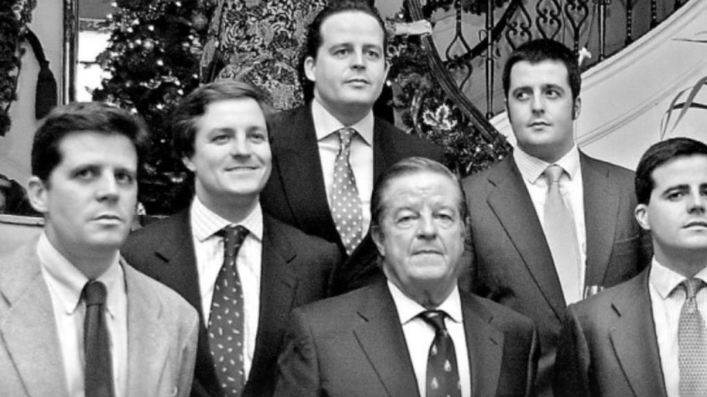 Miguel Primo de Rivera y Urquijo junto a sus seis hijos varones.