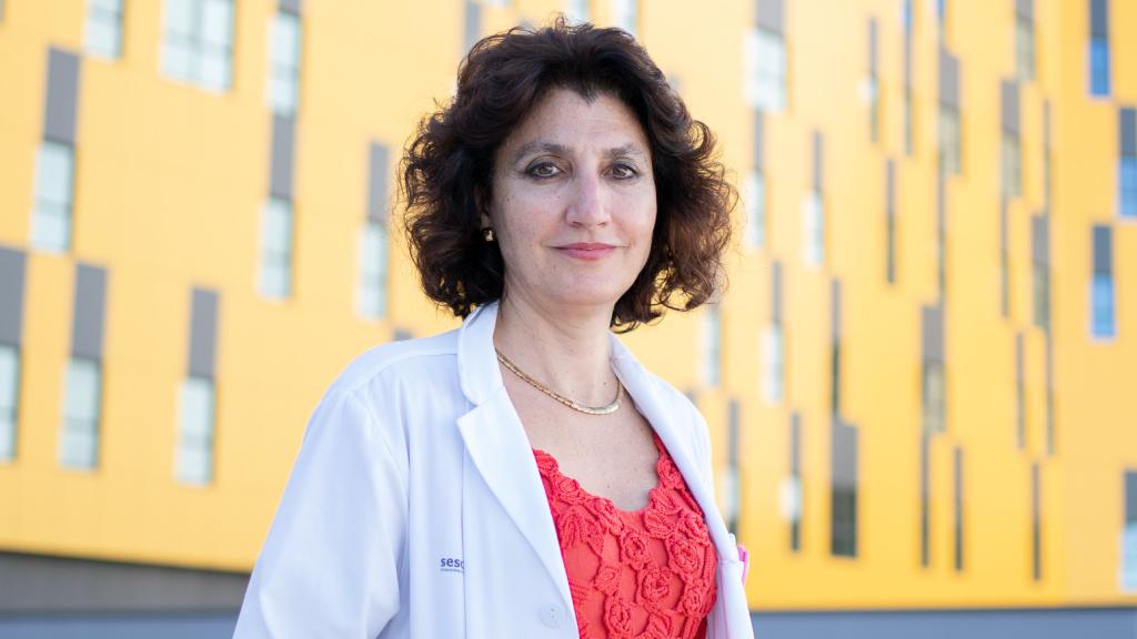 La doctora Cristina Romero, en la puerta del Hospital Universitario de Toledo.