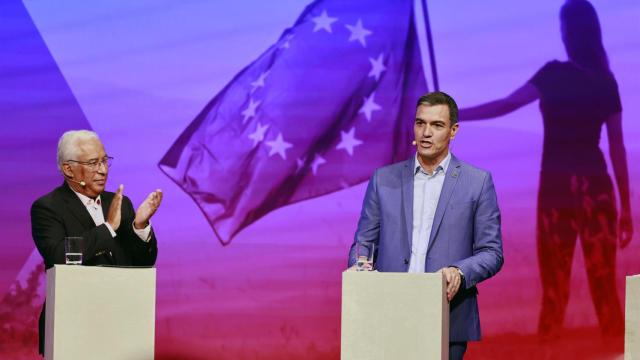 El primer ministro español, Pedro Sanchez, junto al portugués, Antonio Costa, en el congreso de los socialistas europeos que tiene lugar en Berlín.