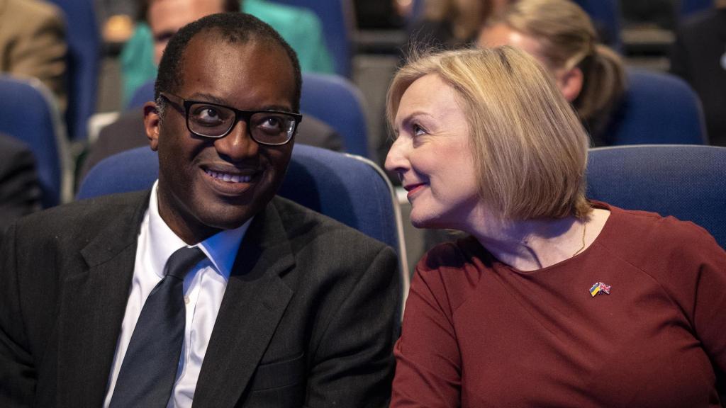 Kwasi Kwarteng (i) y Liz Truss (d) durante una conferencia del Partido Conservador celebrada el pasado 2 de octubre