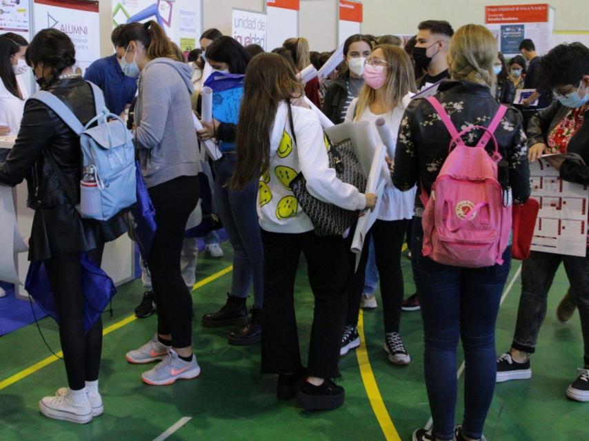 Varios alumnos a las puertas de realizar un examen