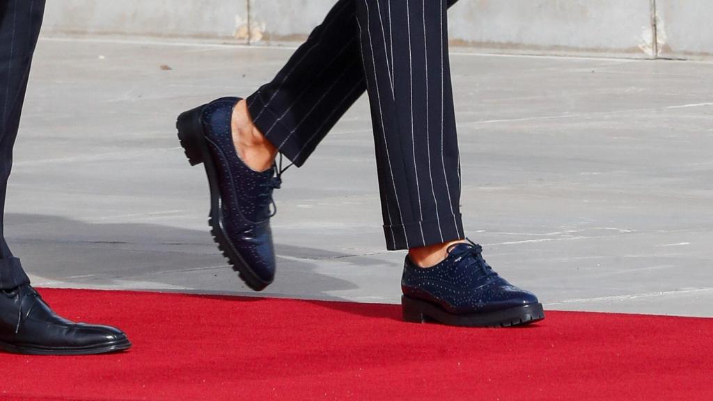 Para el viaje la Reina ha apostado por la comodidad de unos mocasines planos.