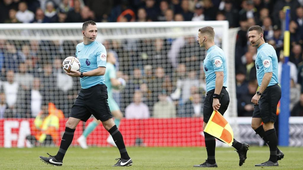 Los colegiados encaran el túnel de vestuarios tras suspender el partido
