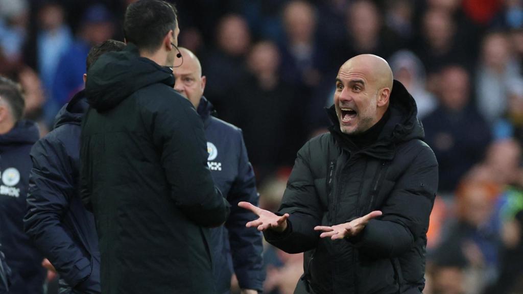 Pep Guardiola pierde los papeles en una protesta contra el cuarto árbitro en un Liverpool - Manchester City