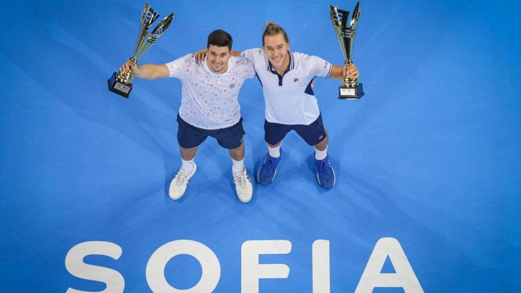 David Vega con Matos celebrando el triunfo en Sofía.