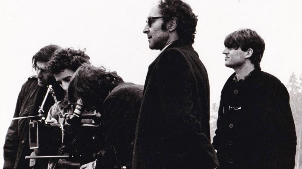 El director Jean-Luc Godard (en el centro, con gafas), en uno de sus rodajes. Del libro 'Jean-Luc Godard. 60 años insumiso'