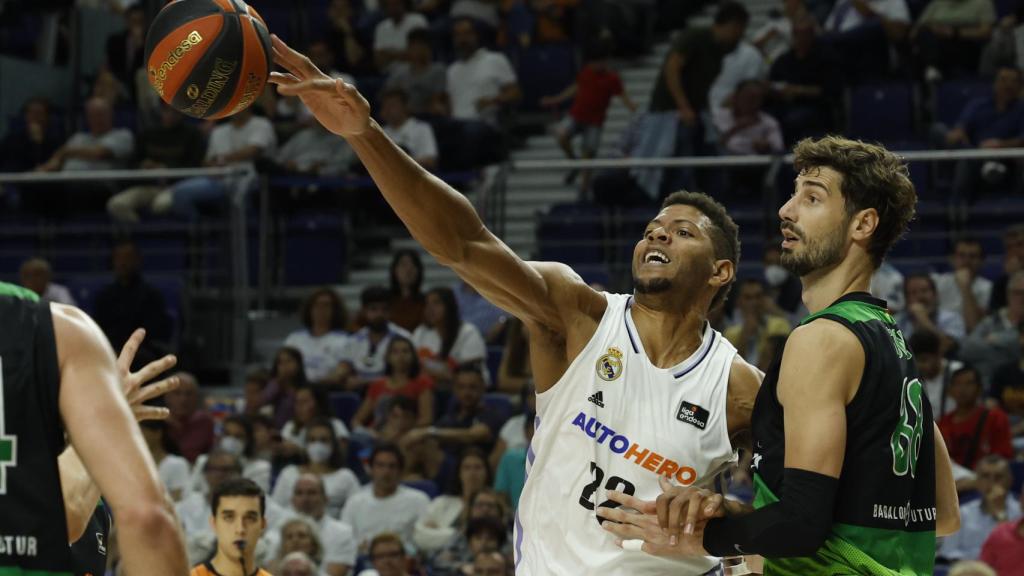 Tavares pelea un rebote en la pintura contra Ante Tomic